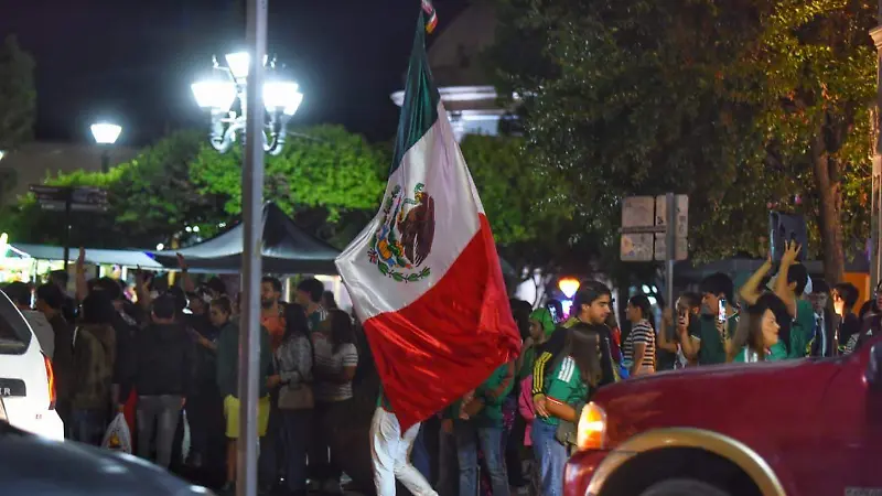 Afición duranguense celebra el triunfo de la Selección Mexicana en el Mundial 